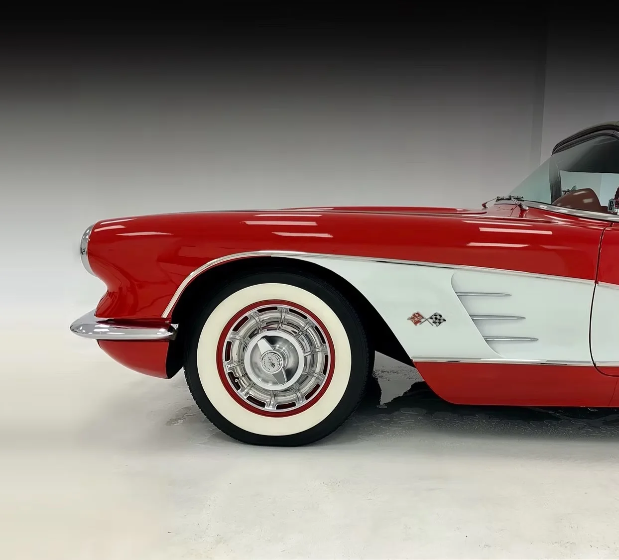 Corvette clásico rojo y blanco tras su detallado