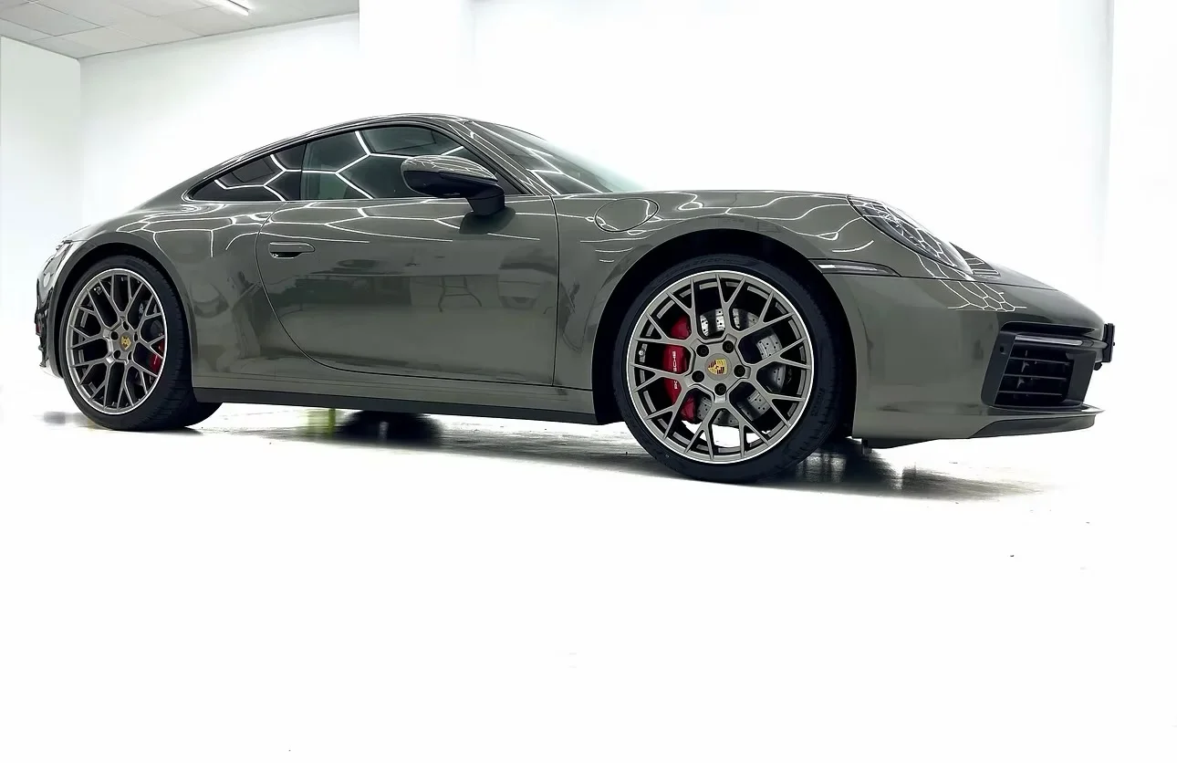 Porsche 911 gris recién tratado en el estudio