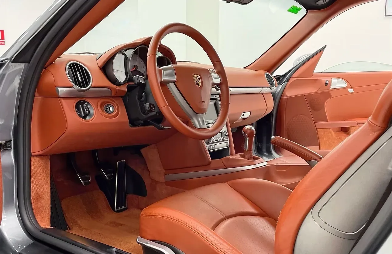 Interior de cuero de un Porsche tras su limpieza