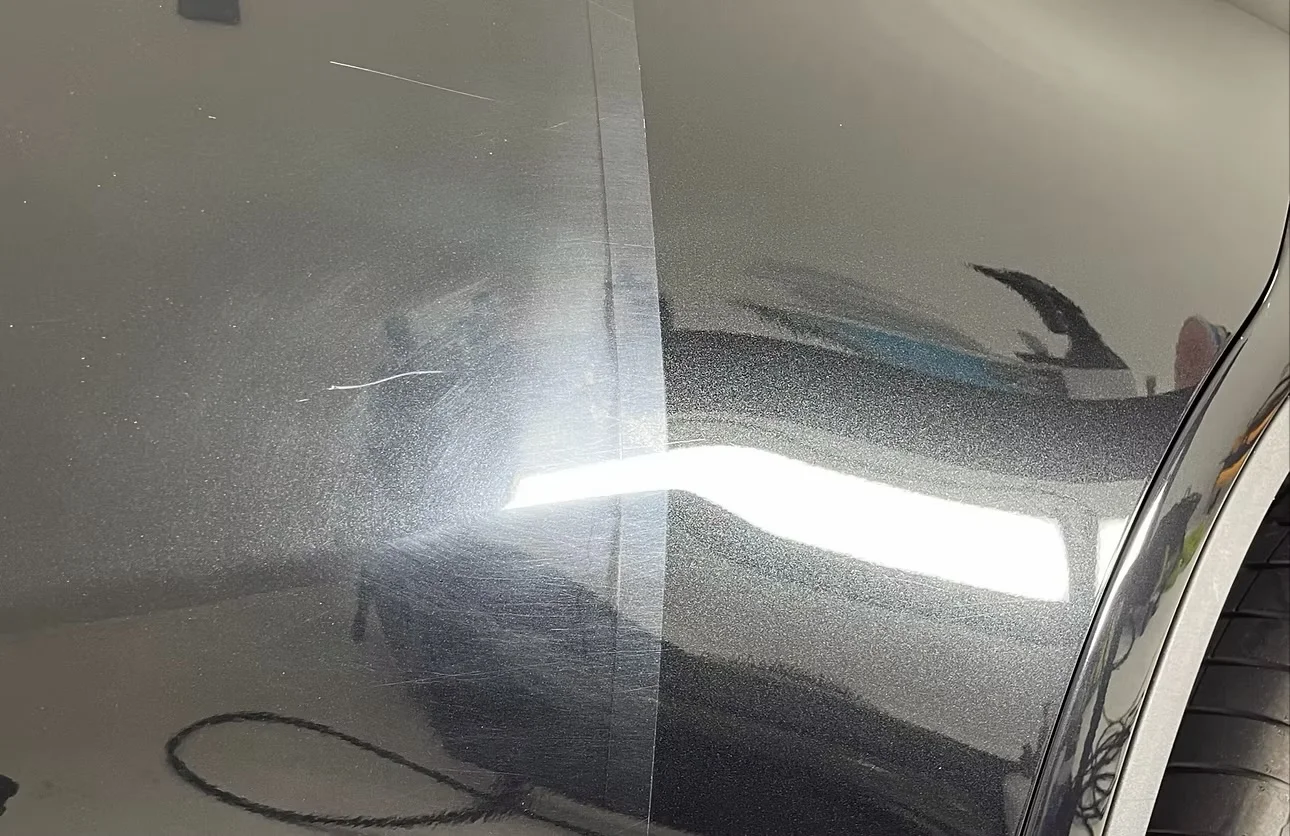 Pulido de pintura negra: mitad con arañazos y mitad ya corregida