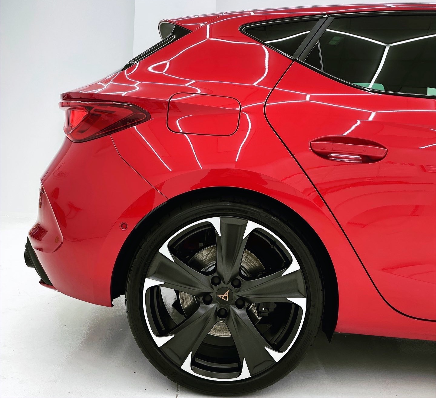 Detalle de rueda de un Cupra