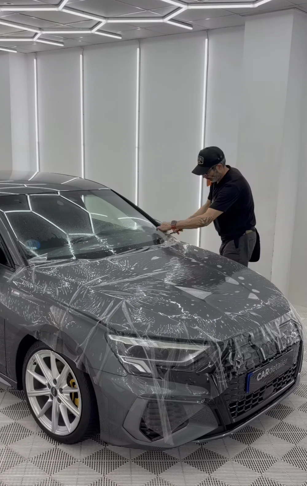 Instalación de PPF en el capó de un Audi en el taller de CARdetailer León