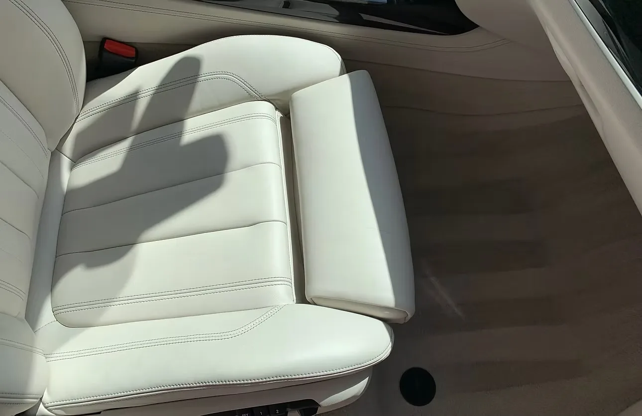 Asiento de cuero blanco limpio e hidratado