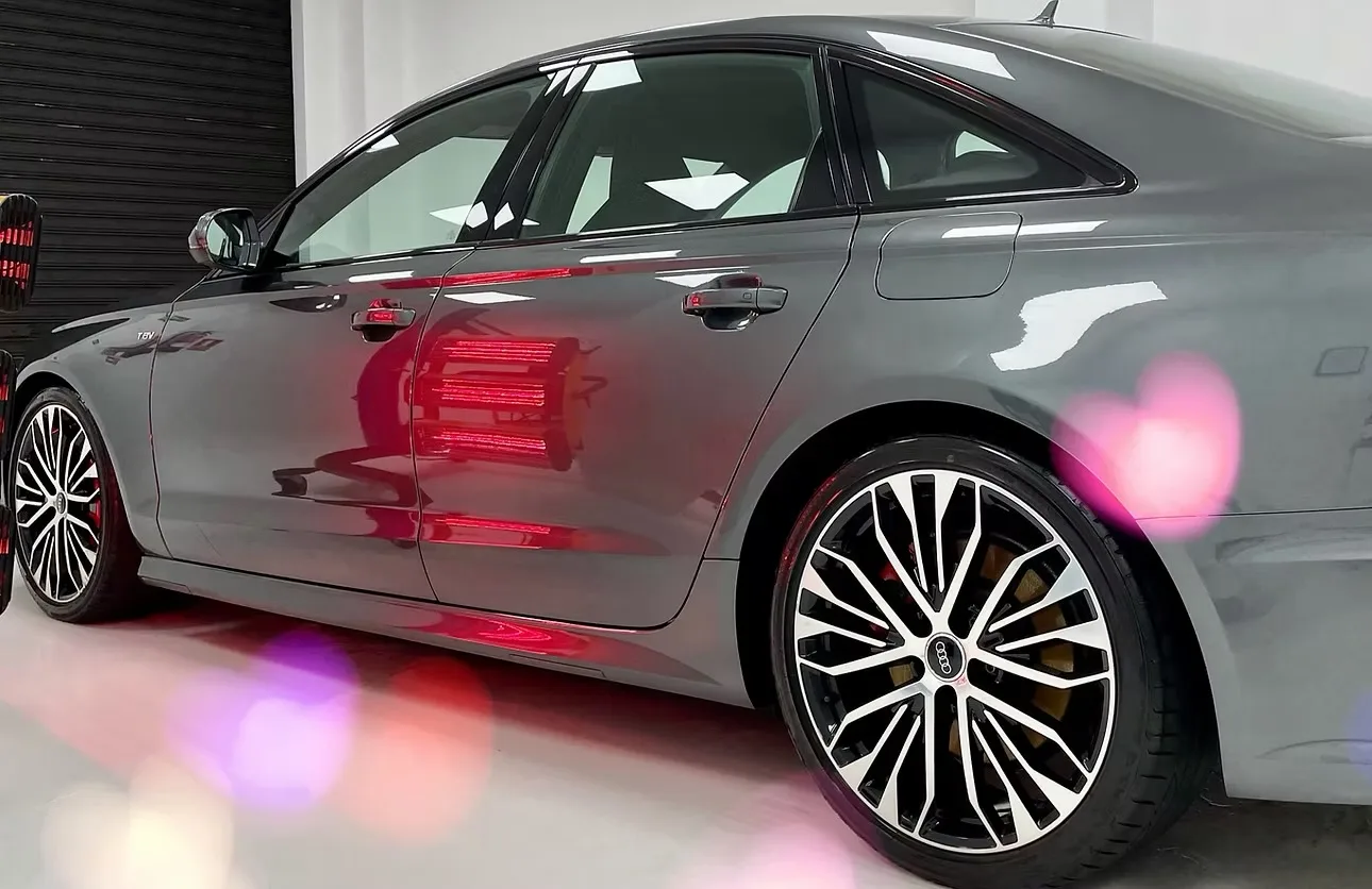 Audi gris con lámparas de infrarrojos curando el tratamiento