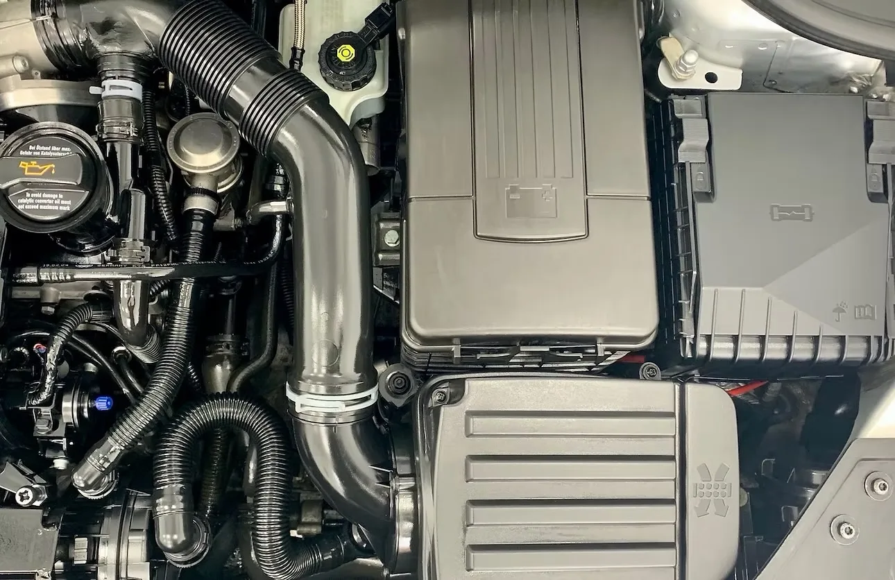 Vano motor limpio y detallado