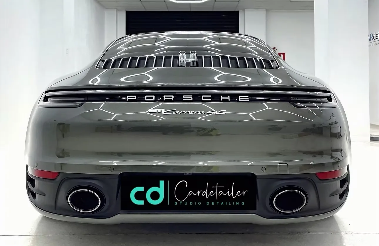 Trasera de un Porsche 911 gris en el estudio de CARdetailer León
