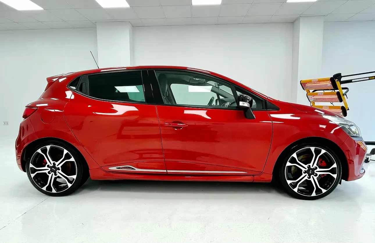 Renault Clio rojo tras su detallado en el estudio